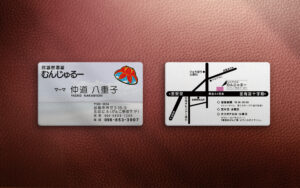 民謡居酒屋「むんじゅるー」様 名刺デザイン（ココナラ 初指名案件） ココナラにて、初めてご指名をいただいた記念すべき案件です。 沖縄・那覇市の民謡居酒屋「むんじゅるー」様の名刺を制作しました。 クライアントの出身地・久米島の海岸風景を背景に、郷土の想いや温かさを感じられるデザインに。高齢のお客様が多いという点に配慮し、視認性に優れたユニバーサルデザインフォントを使用し、読みやすさとやさしさを両立させました。 制作にあたっては、周囲のデザイナー仲間から多くのアドバイスやフィードバックをもらいながら進めました。自分ひとりではたどり着けなかった視点や工夫を取り入れることができ、仕上がりにも自信を持てた作品です。 サポートしてくれた皆さんには、心から感謝しています。 さらに、納品を予定より早く仕上げたことでクライアントからもお喜びの言葉をいただき、信頼とやりがいを実感したお仕事となりました。